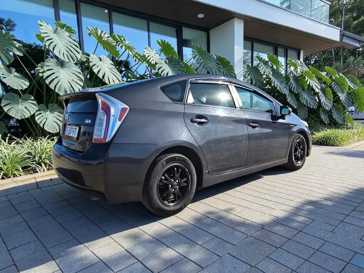 TOYOTA Prius  3