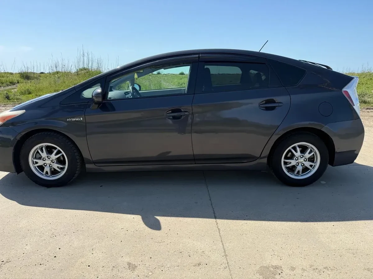 TOYOTA Prius  4