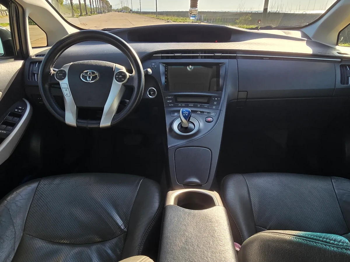 TOYOTA Prius  4