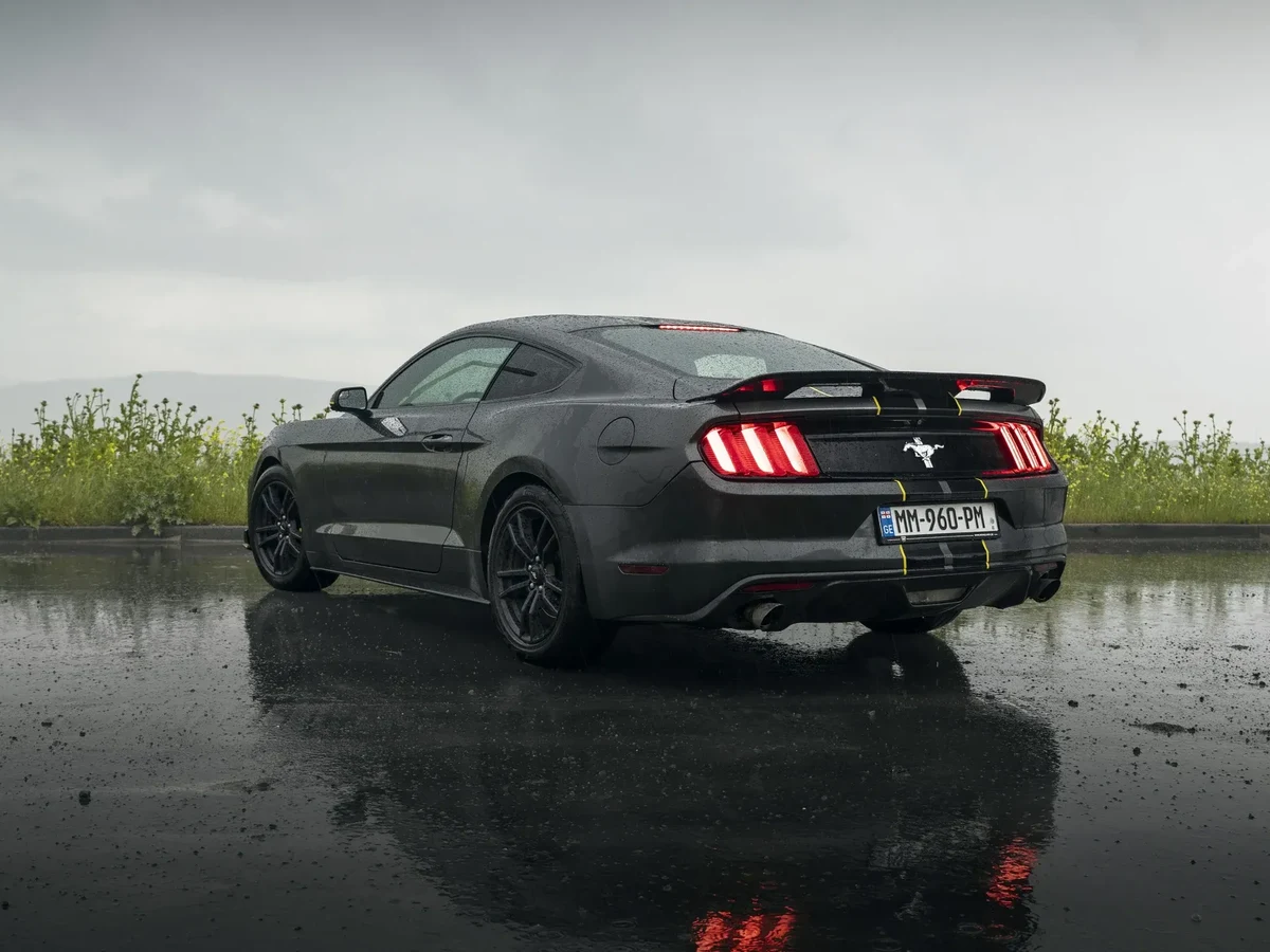 FORD Mustang 4