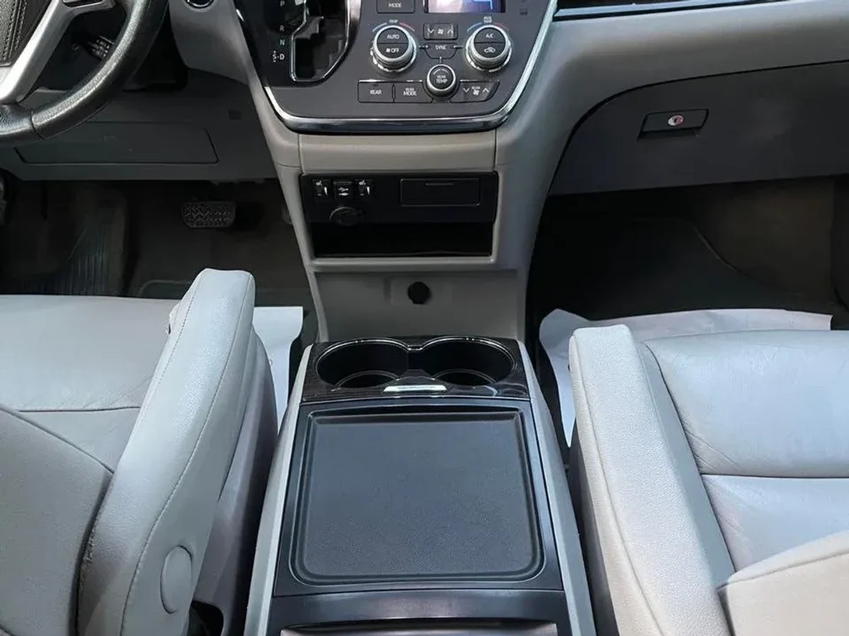 TOYOTA sienna 4