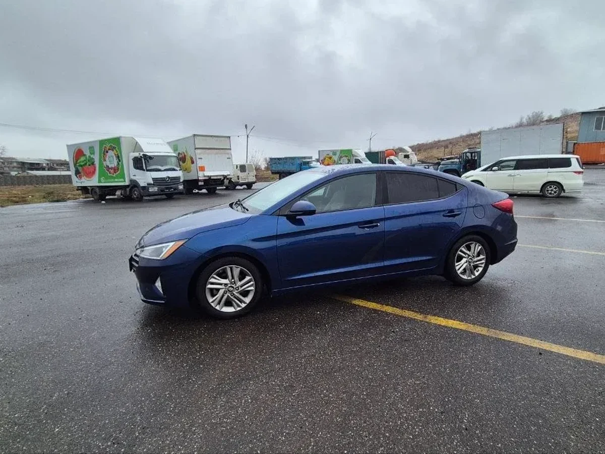 HYUNDAI Elantra 2