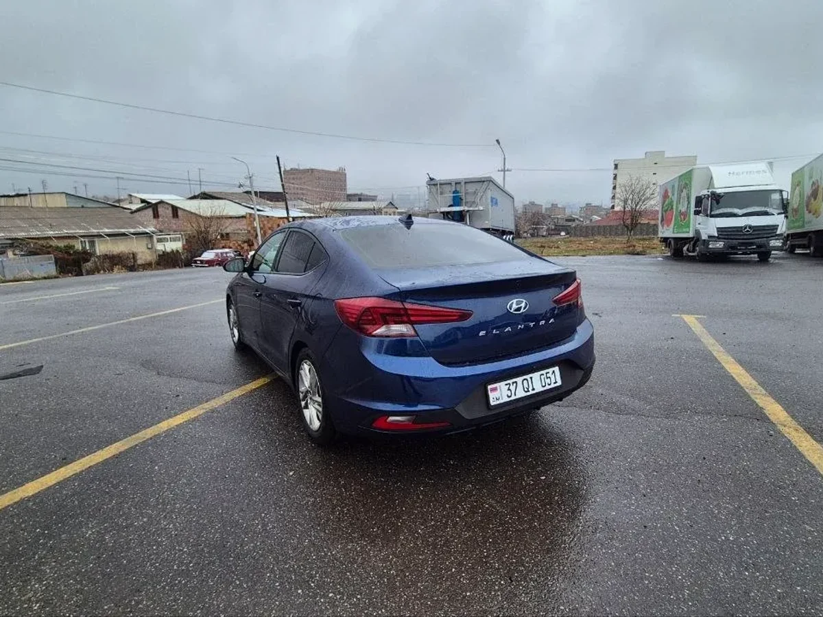 HYUNDAI Elantra 4
