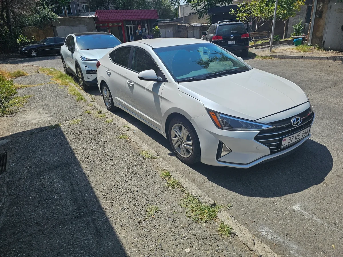 HYUNDAI Elantra 2