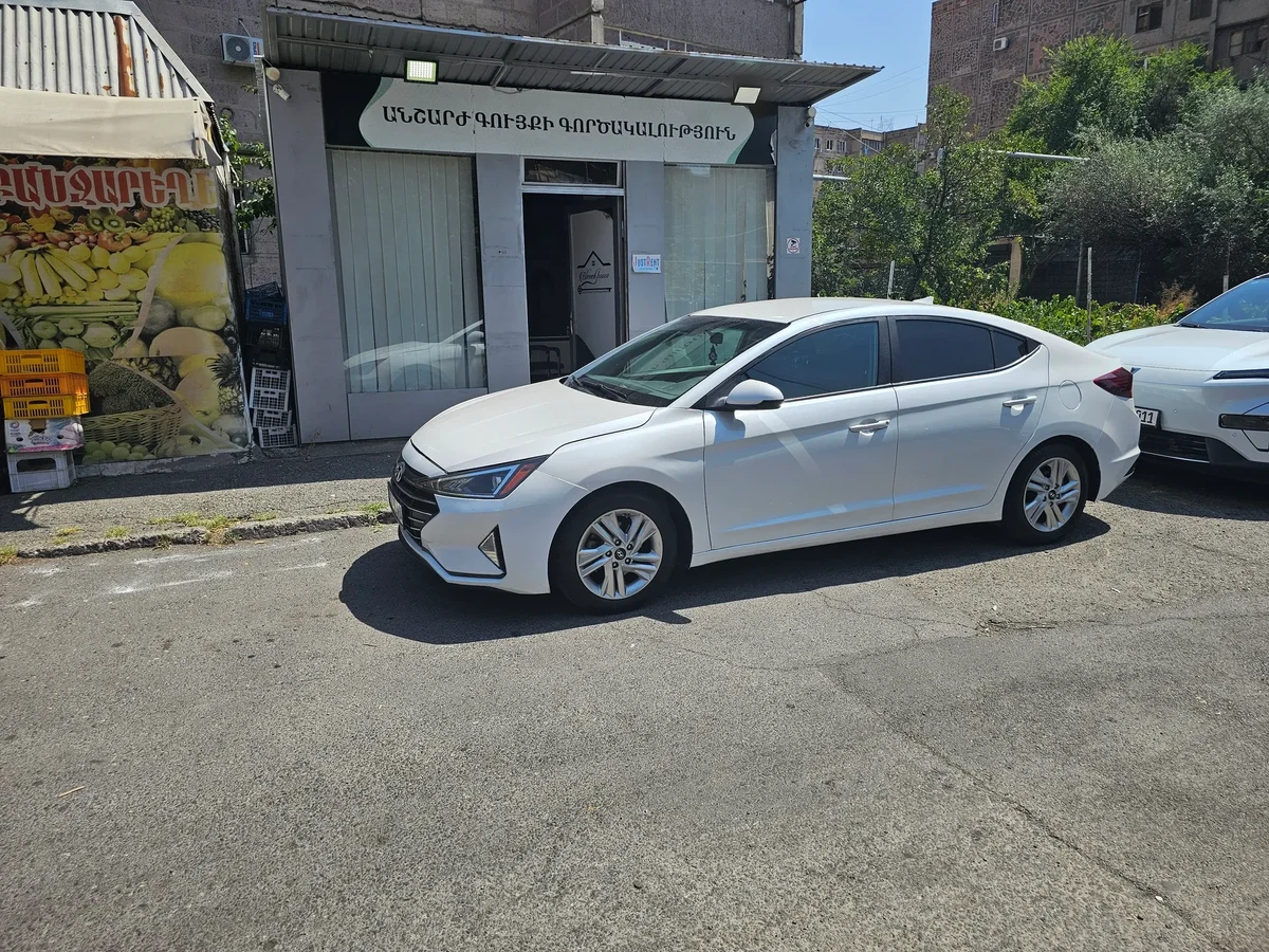 HYUNDAI Elantra 3