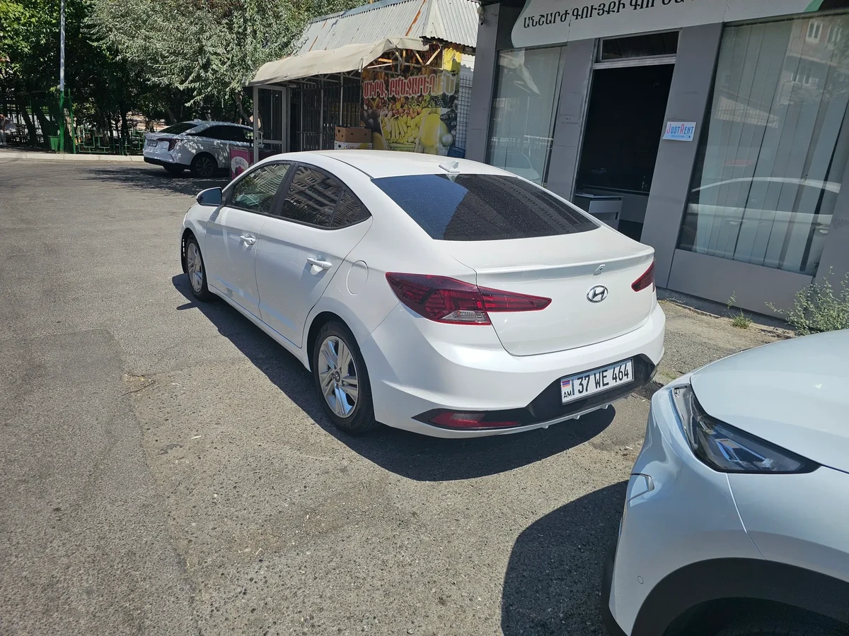 HYUNDAI Elantra 4