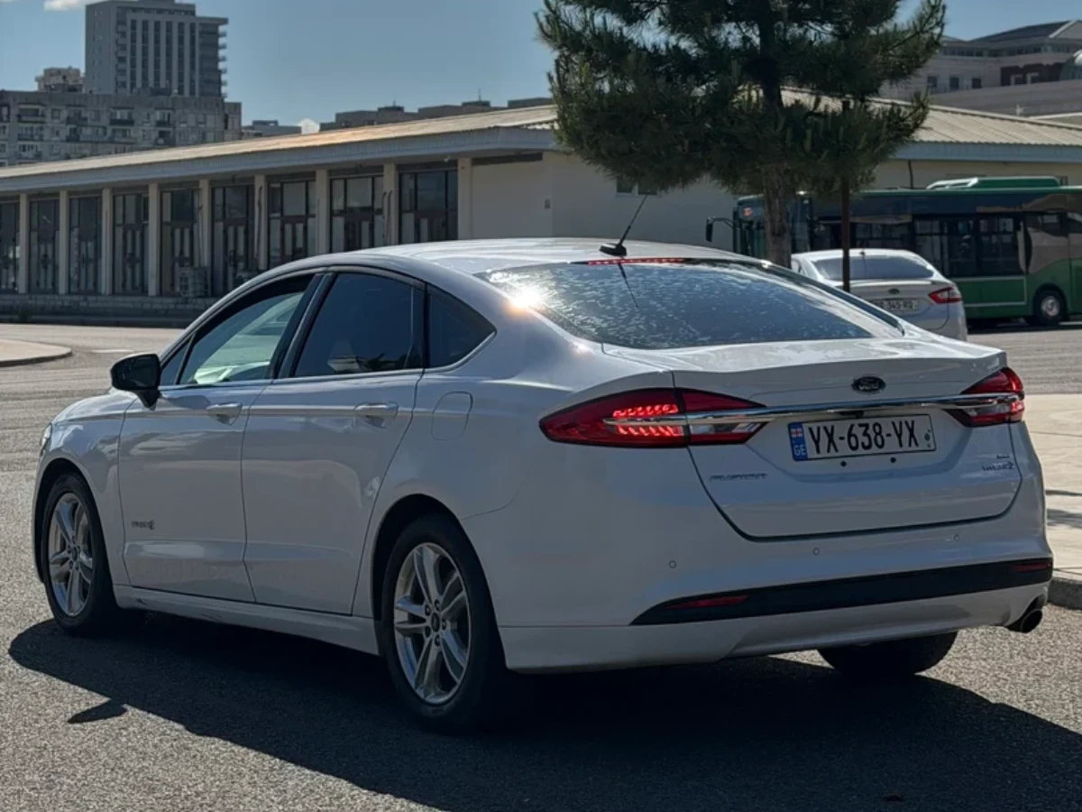 FORD Fusion Hybrid  4