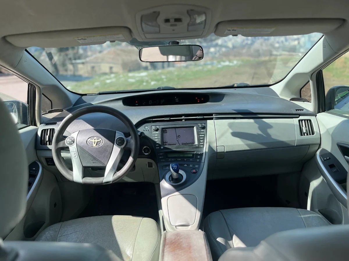 TOYOTA Prius 6