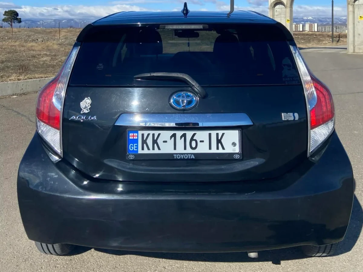 TOYOTA Aqua 5