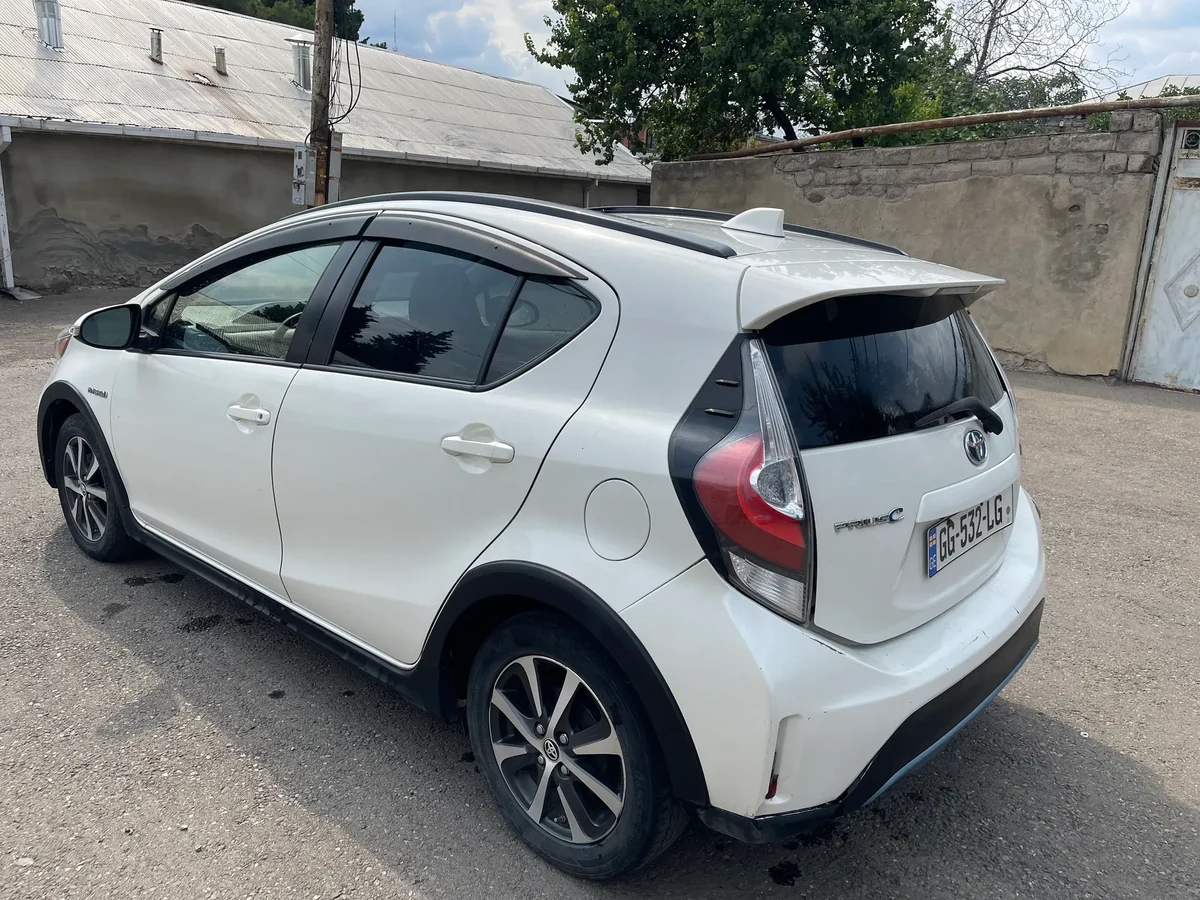 TOYOTA prius c 3