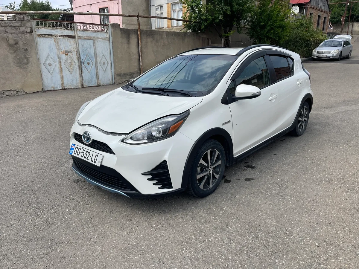 TOYOTA prius c 4