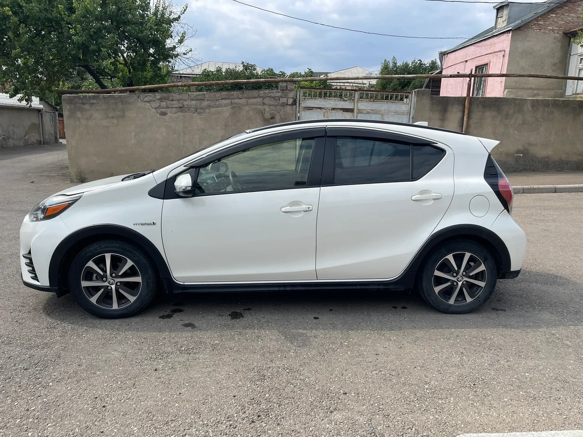 TOYOTA prius c 5