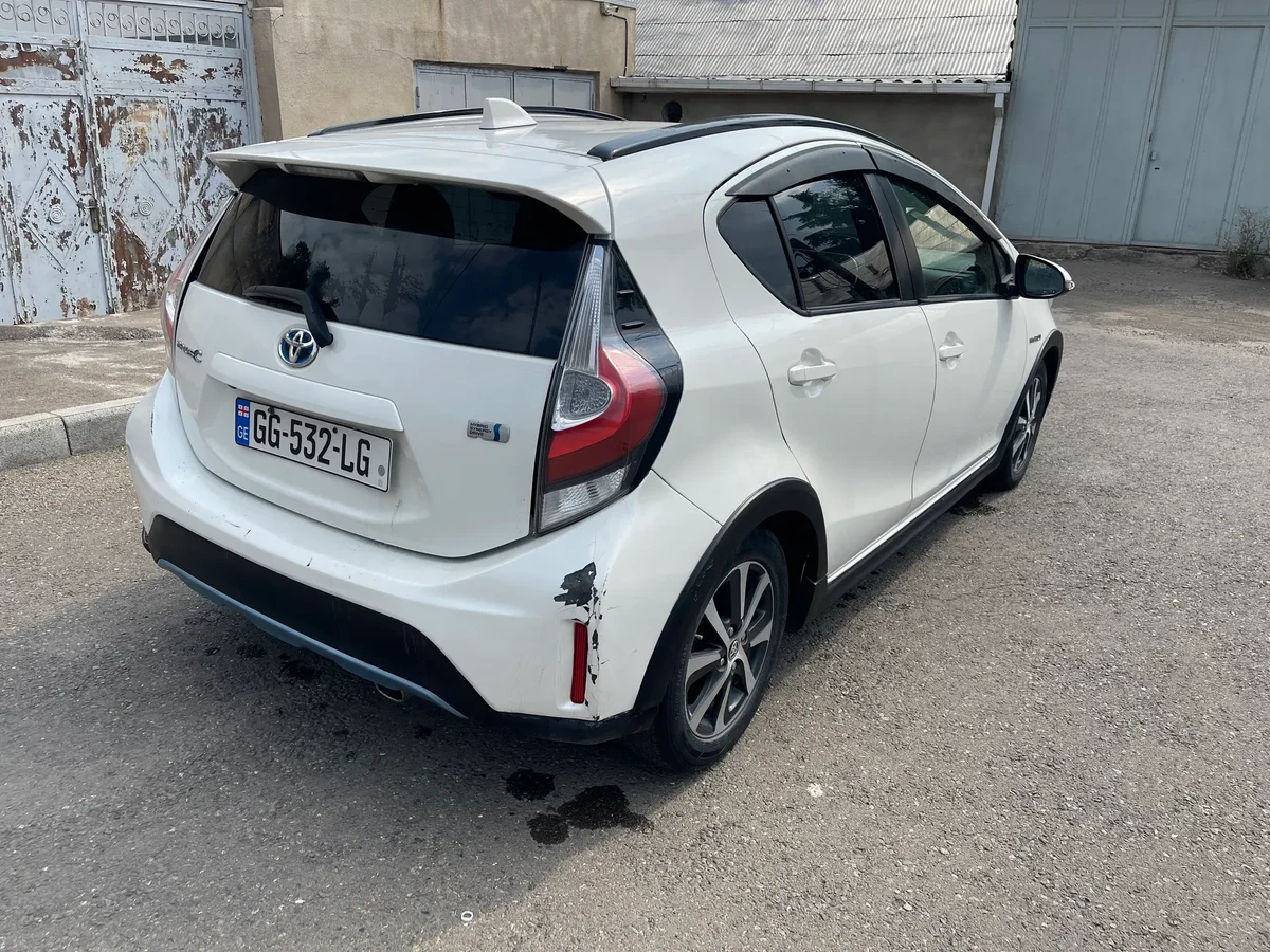 TOYOTA prius c 6