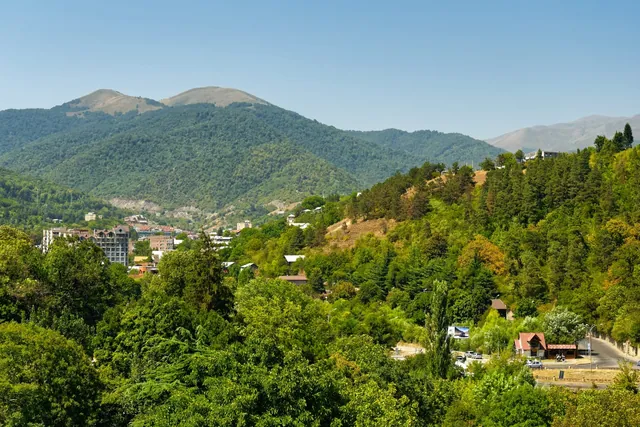 დილიჯანი აღსტევის ხეობაში ტყიან ფერდობებს შორის