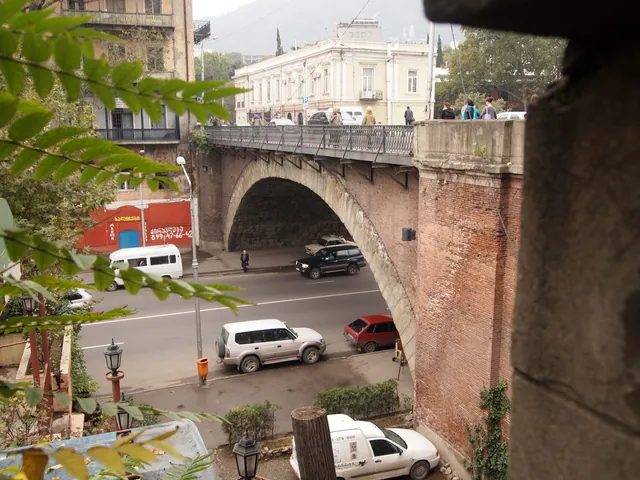 Арка Сухого моста и дорога под ней