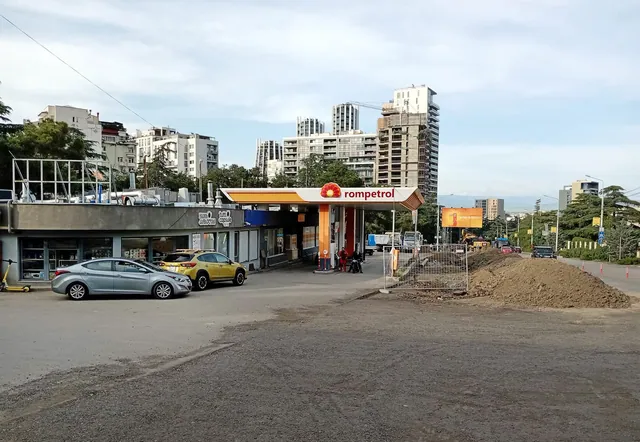 Gas Stations in Georgia: Fuel Prices, Networks and How Filling Up Works