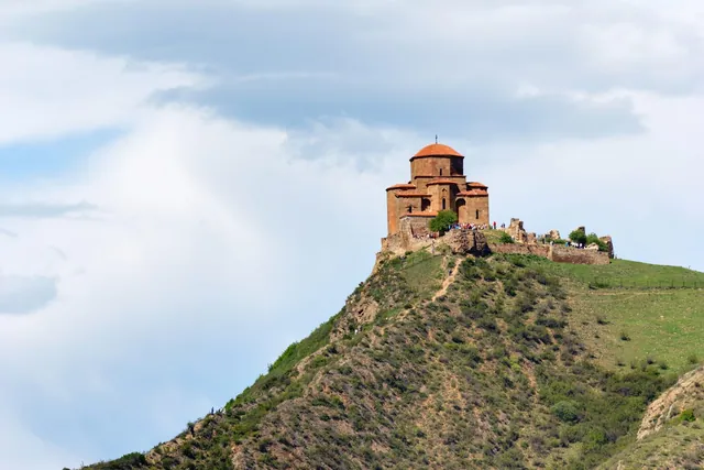 Mtsheta'da Cvari Manastırı: tarih, nasıl gidilir ve neler görülür