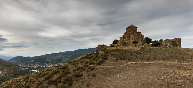 Tepedeki Cvari Manastırı, aşağıda Mtsheta ve vadi
