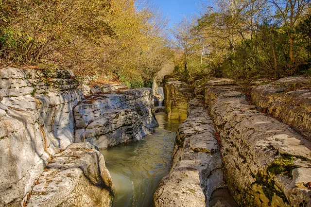 Şelaleye yaklaşırken Satsiskvilo Nehri boğazı