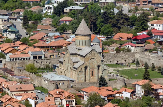 Mtsheta'nın merkezindeki Svetitshoveli Katedrali, yüksekten görünüm