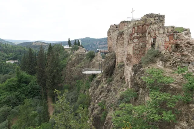 Narikala surları ve sırtta Kartlis Deda