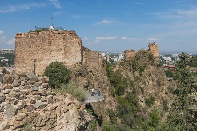 Narikala harabeleri ve şehir üzerindeki seyir terası