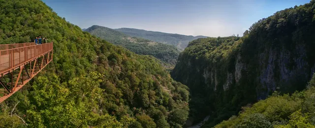 Okatse Kanyonu'nun üzerindeki seyir terası, boğaz ve aşağıdaki dere panoraması