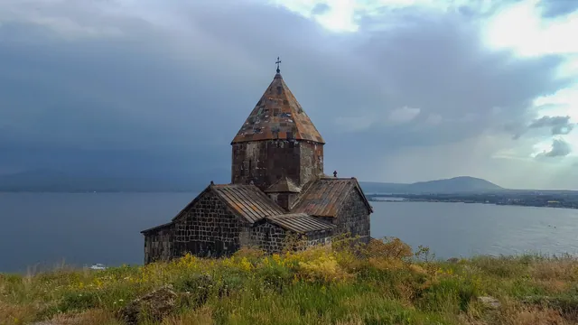 Սևանավանքի եկեղեցին բլրի վրա՝ լճի վերևում