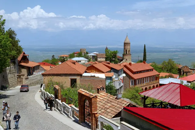 სიღნაღის ქვაფენილი ქუჩა და წმინდა გიორგის ეკლესიის კოშკი