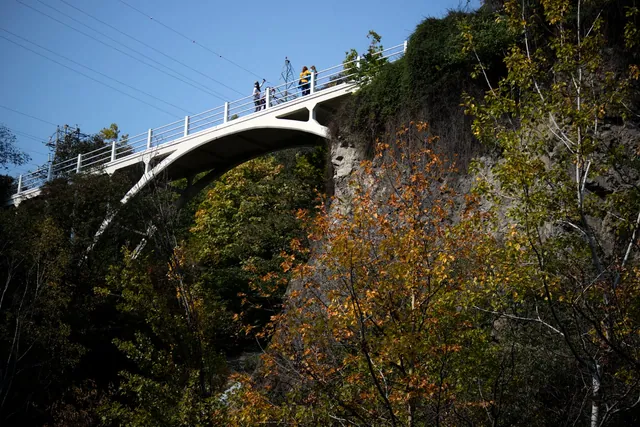 The white arched bridge over the Tsavkisistsqali gorge