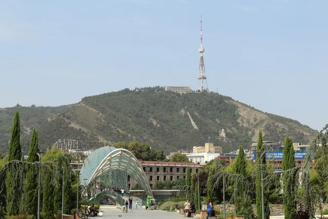 Մթածմինդա լեռը հեռուստաաշտարակով և ֆունիկուլյորի գծով Խաղաղության կամրջի վերևում