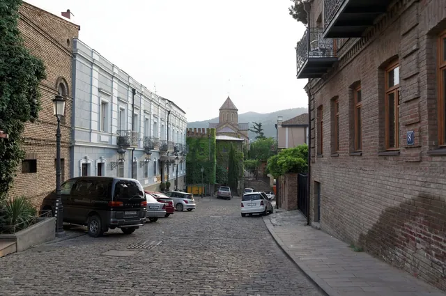 Հին Թբիլիսիի սալապատ փողոցը եկեղեցու զանգակատան տեսարանով