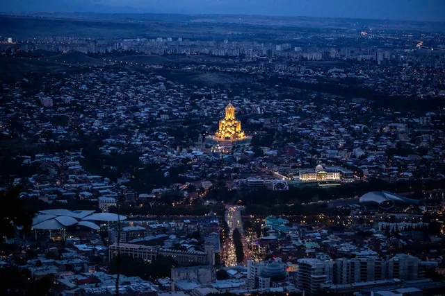 Սուրբ Երրորդության (Ծմինդա Սամեբա) տաճարը Սուրբ Եղիայի բլրի վրա երեկոյան լուսավորության մեջ