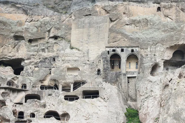 Kayadaki yollarla Vardzia'nın kemerleri ve çan kulesi