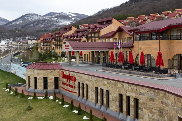 Отель Marriott у подножия склона в Цахкадзоре