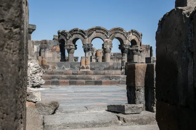 Yeniden dikilmiş sütun dizisi ve alt kat başlıkları